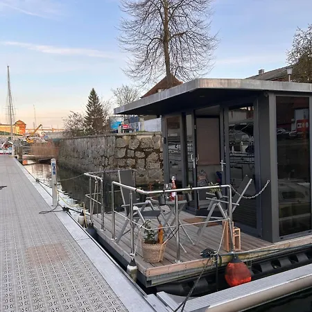 Hausboot Tommi Ruhig Im Hafen Nah An Der Altstadt * Stralsund
