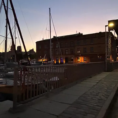 Hausboot Tommi Ruhig Im Hafen Nah An Der Altstadt Stralsund