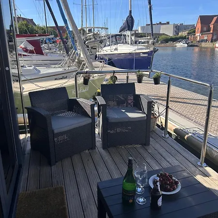 Hausboot Tommi Ruhig Im Hafen Nah An Der Altstadt *