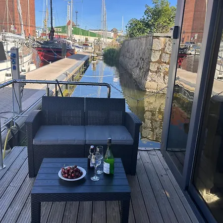 Hausboot Tommi Ruhig Im Hafen Nah An Der Altstadt Ferienhaus Stralsund