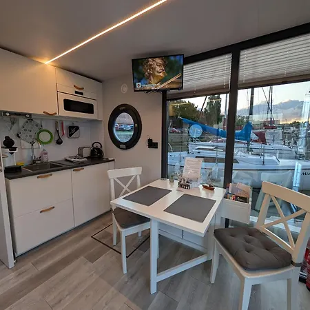 Hausboot Tommi Ruhig Im Hafen Nah An Der Altstadt
