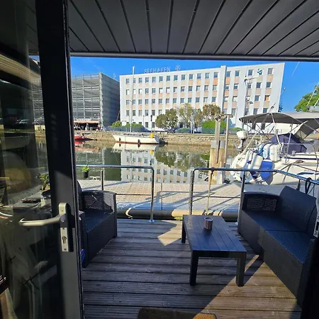 Hausboot Tommi Ruhig Im Hafen Nah An Der Altstadt *