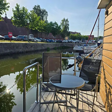 Hausboot Tommi Ruhig Im Hafen Nah An Der Altstadt *